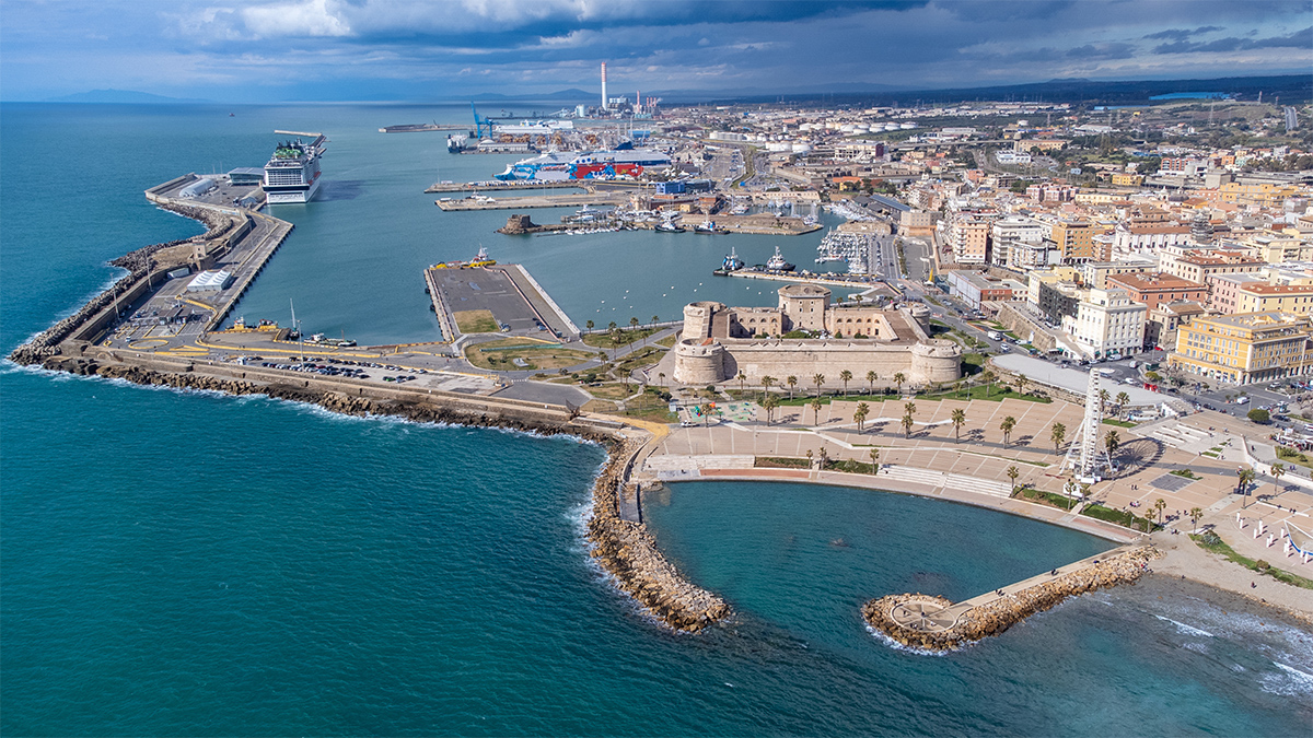 https://civitavecchia.portmobility.it/sites/default/files/panoramica_dallalto_sul_porto_di_civitavecchia.jpg?utm_source=chatgpt.com