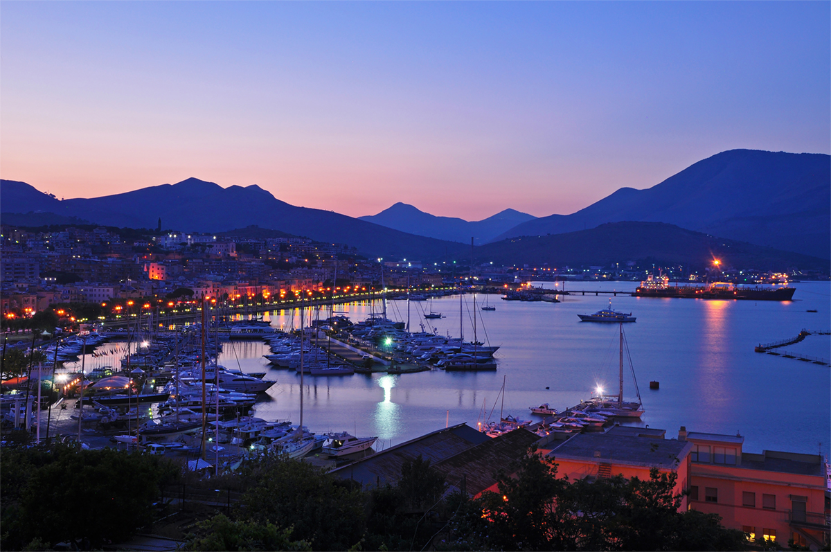Panorámica nocturna del puerto de Gaeta