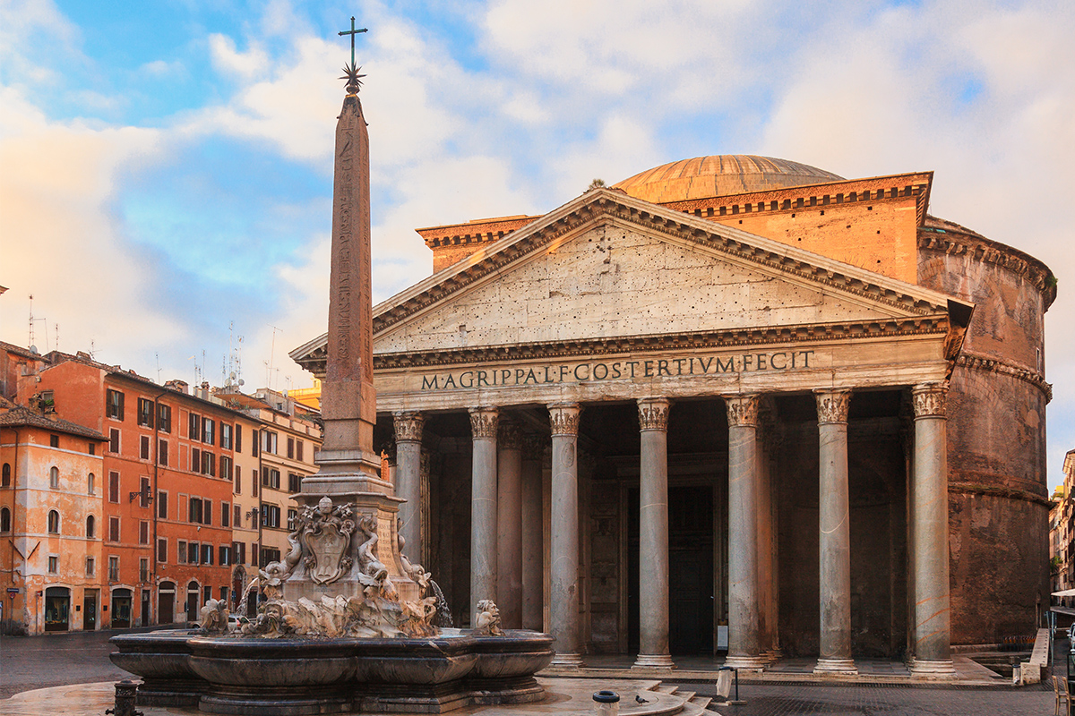 Il Pantheon e la bella fontana di Piazza della Rotonda, progettata da Giacomo Della Porta