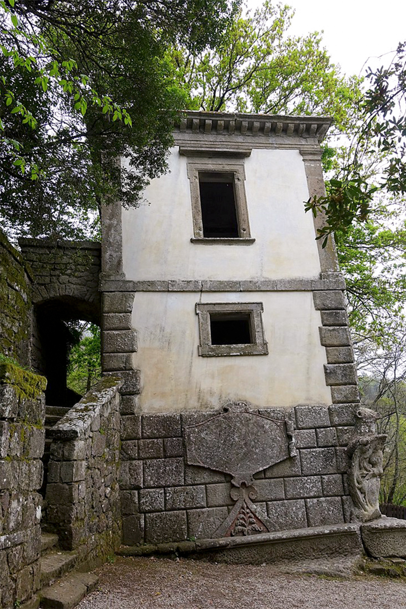 La Casa Inclinada en el Parque de Bomarzo (Wikipedia CC)