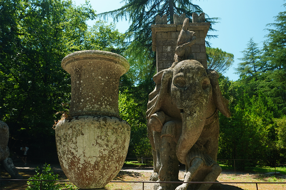 El gran grupo del elefante con la torre, el guía y el legionario