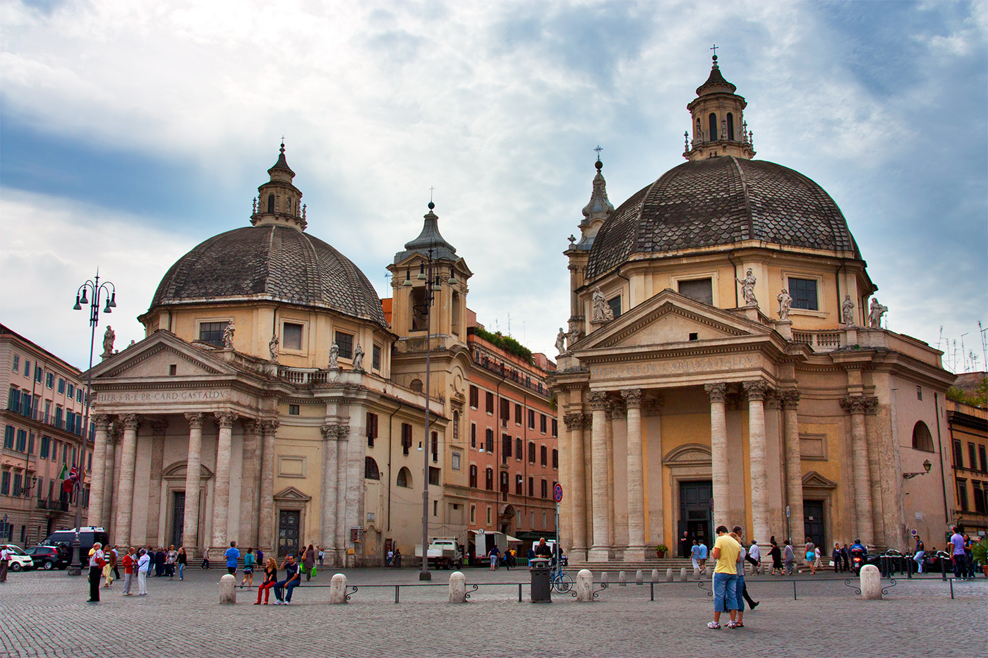 Piazza del Popolo - The twin churches of S.Maria in Montesanto and S. Maria dei Miracoli