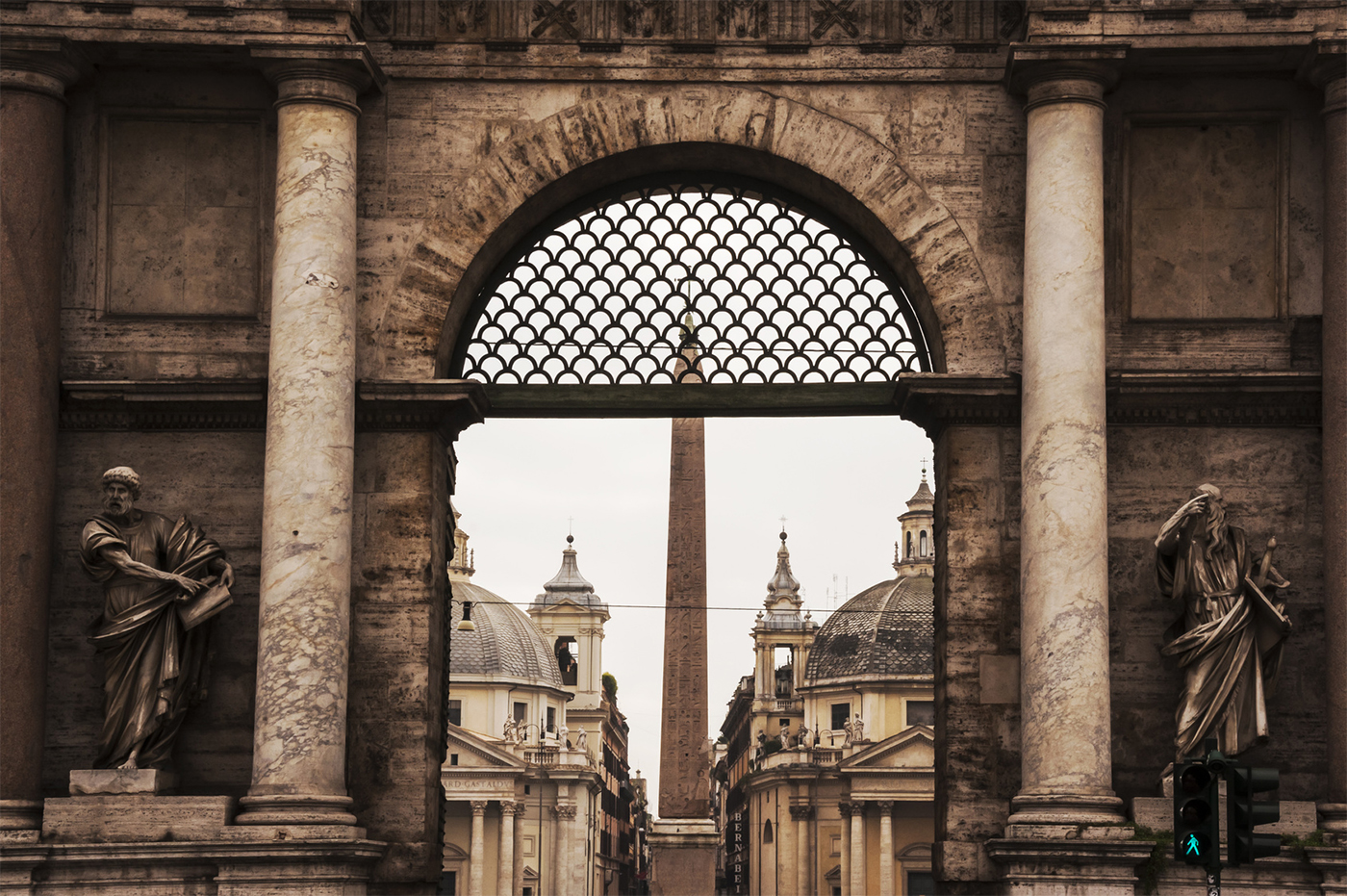 Piazza del Popolo: peeking through Porta del Popolo
