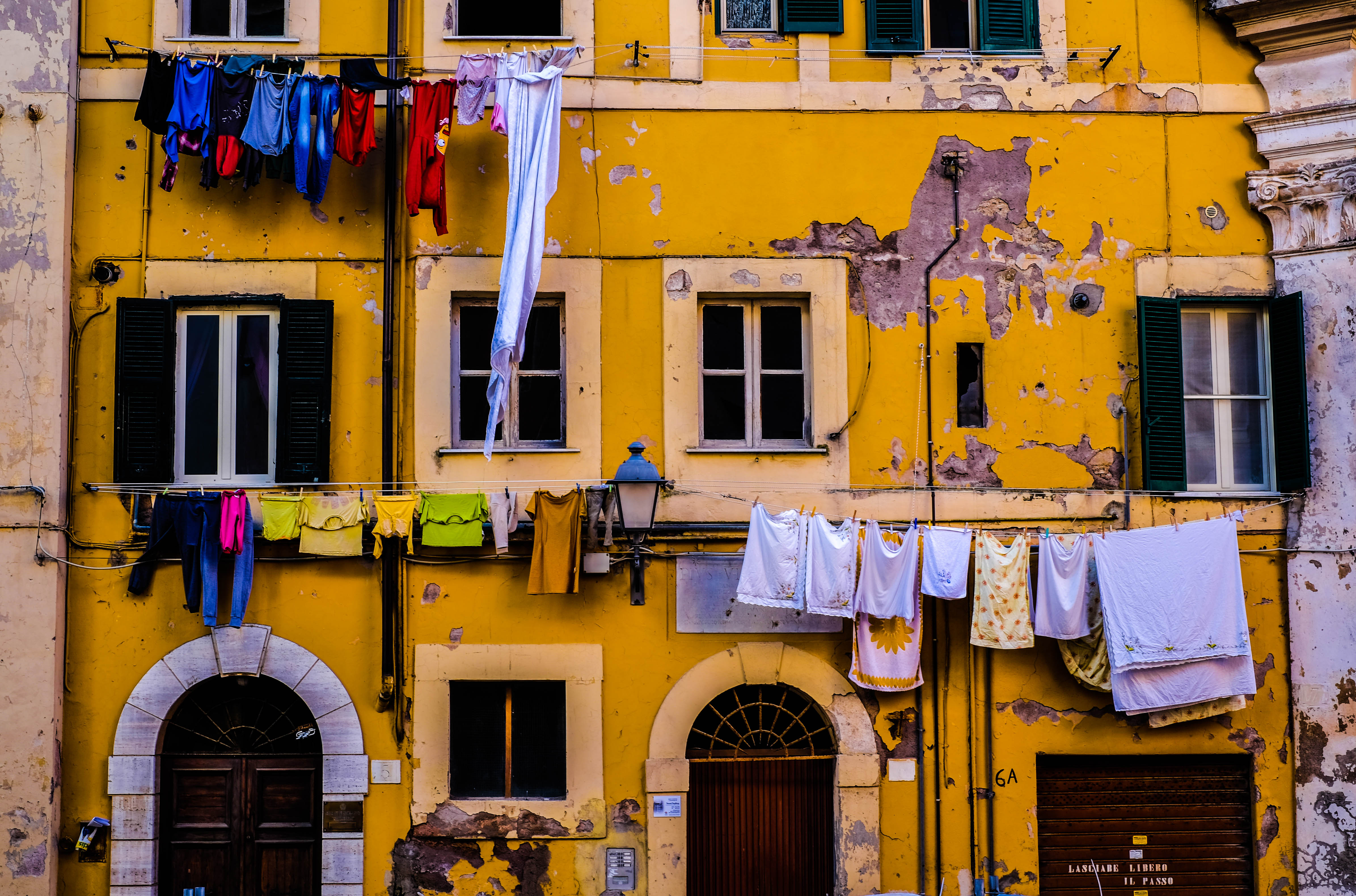 Un edificio histórico, ropa tendida y el revoque que se desprende: Piazza Leandra según Marco Quartieri #postalesdecivitavecchia