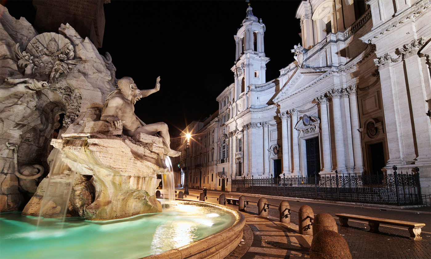 Fontana dei Quattro Fiumi - Particolare della statua del Rio della Plata che si difende dal crollo del campanile!