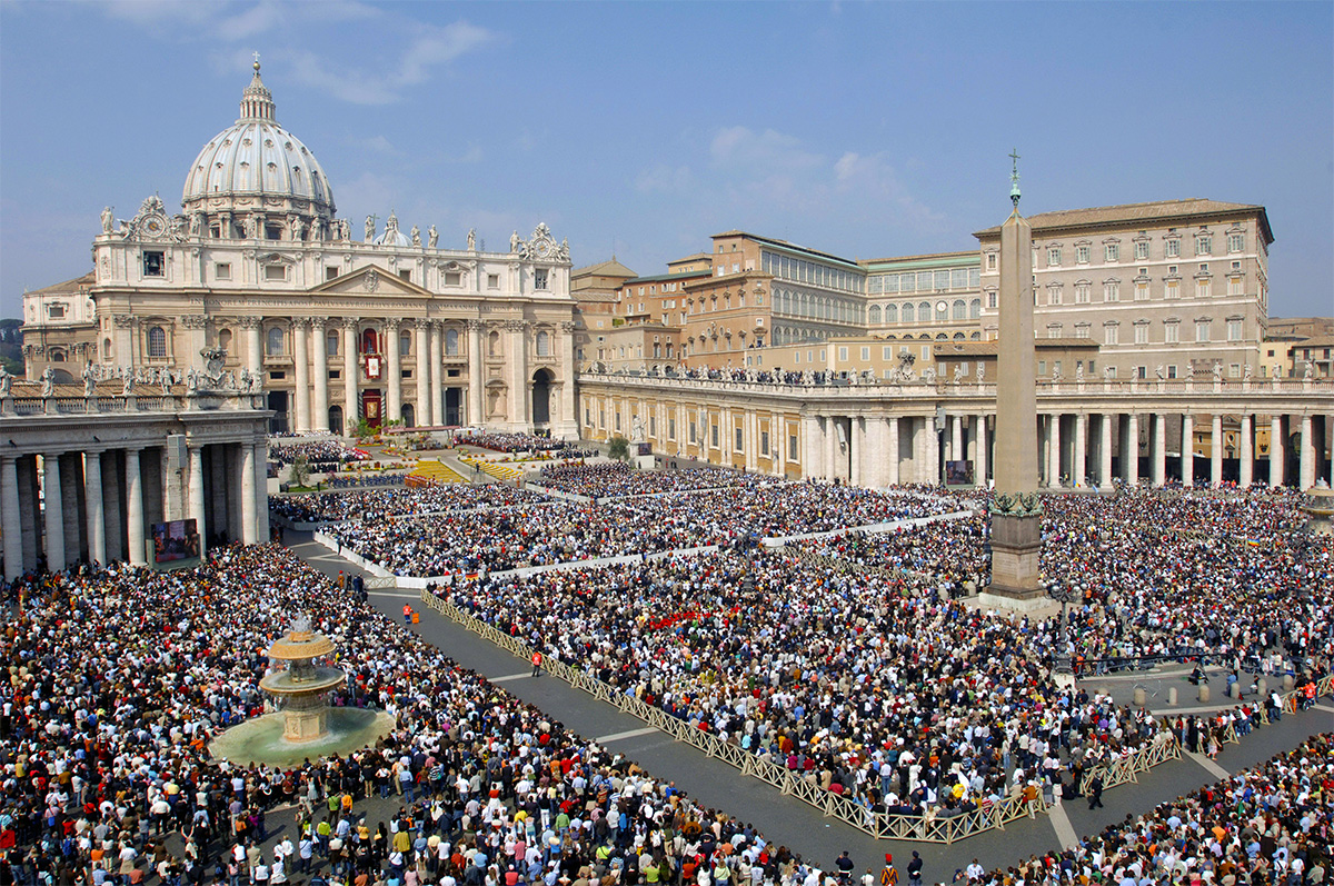 Piazza San Pietro la domenica mattina durante l'Angelus del Papa