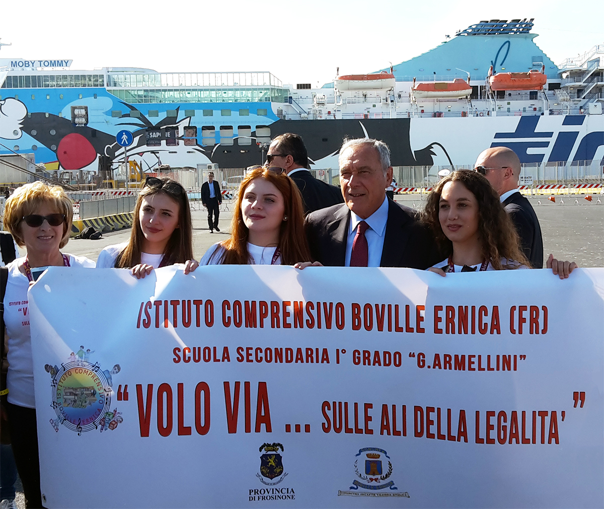 Il presidente Pietro Grasso insieme ad una scolaresca al Porto di Civitavecchia
