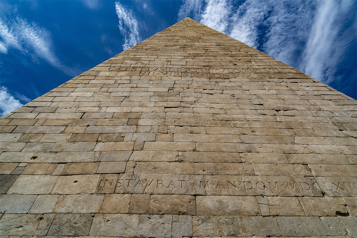 The inscription left by Gaius Cestius to erect his pyramid in less than 330 days