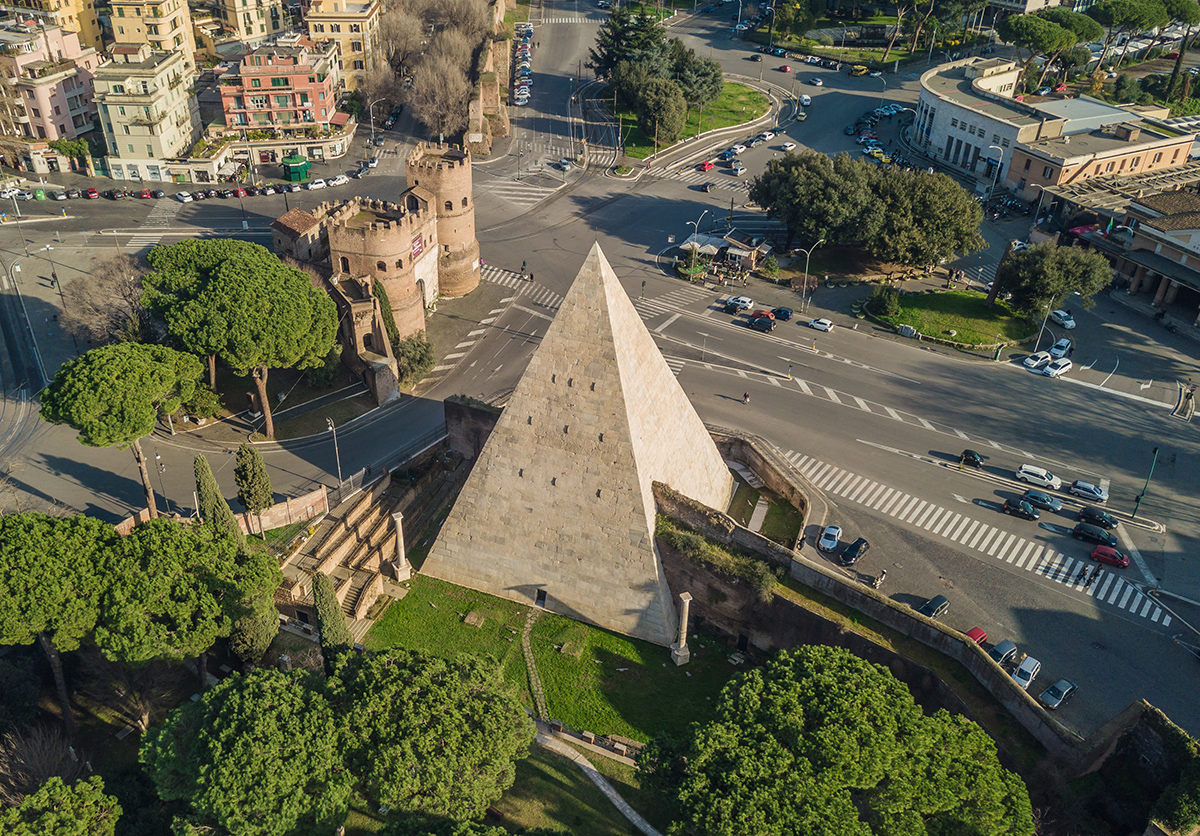 La Piramide Cestia con affianco Porta San Paolo e i resti delle mura aureliane