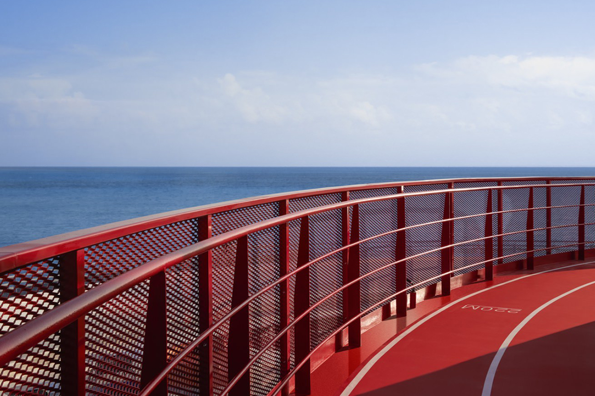 La pista para correr que rodea todo el perímetro del crucero Scarlet Lady. Fuente: www.virginvoyages.com