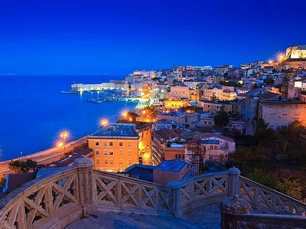 Como en una postal: el sugestivo panorama nocturno del puerto de Gaeta