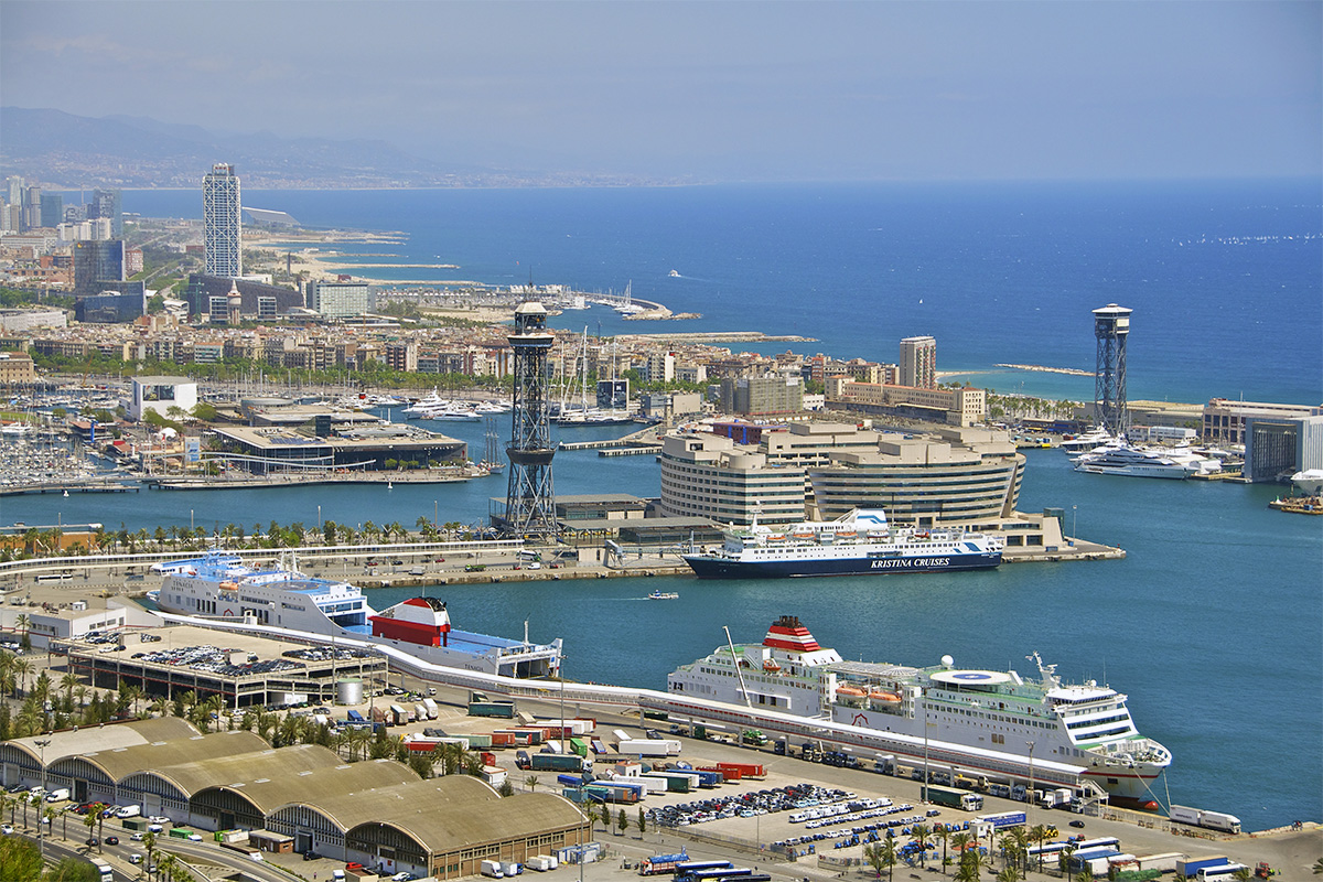Una bella panoramica del porto di Barcellona