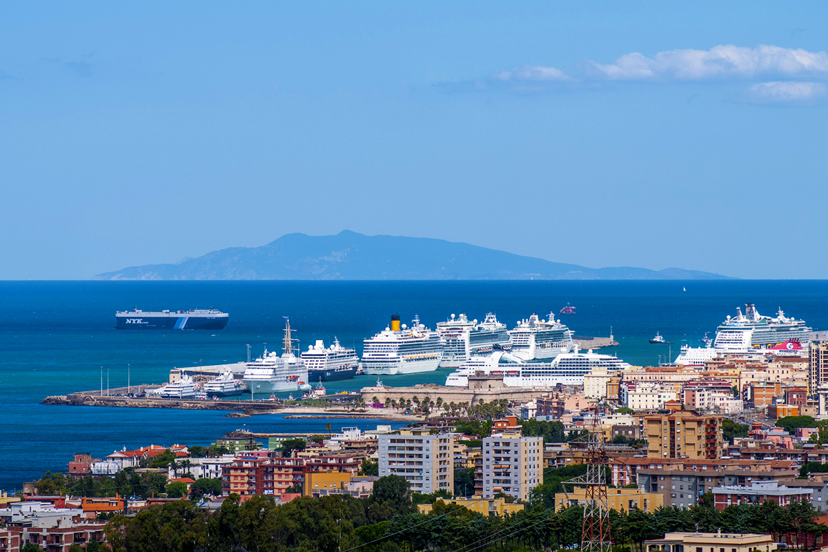 Puerto de Civitavecchia - Foto de Roberto Diottasi #cartolinedacivitavecchia