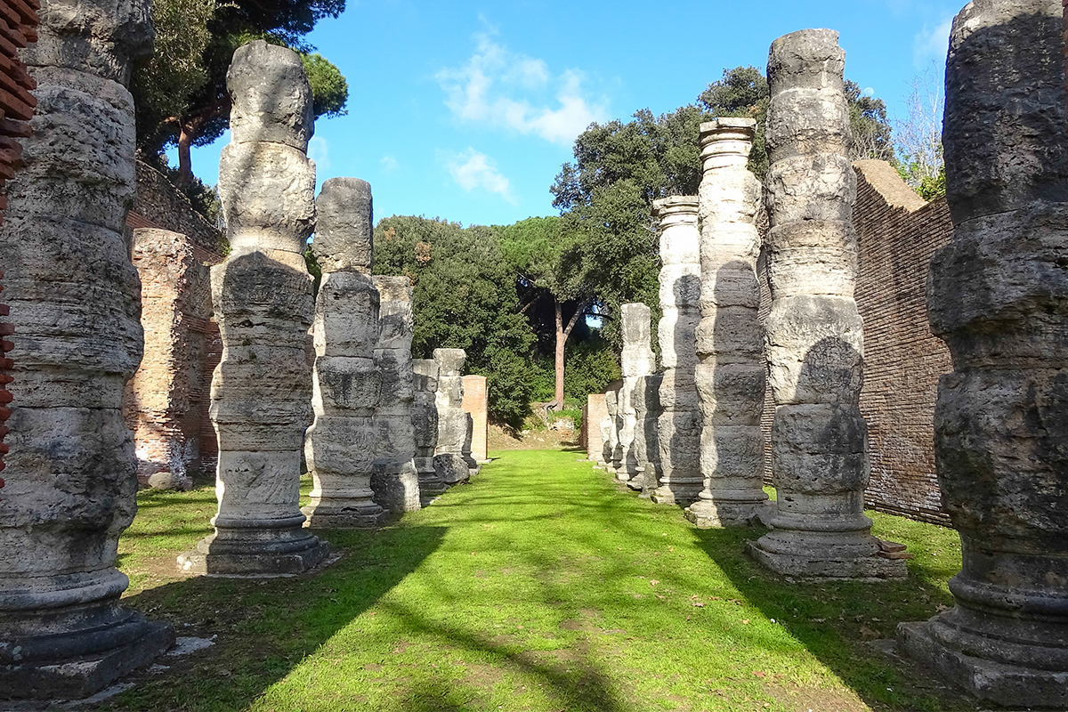 Puerto de Trajano - El Pórtico de Claudio y las columnachas