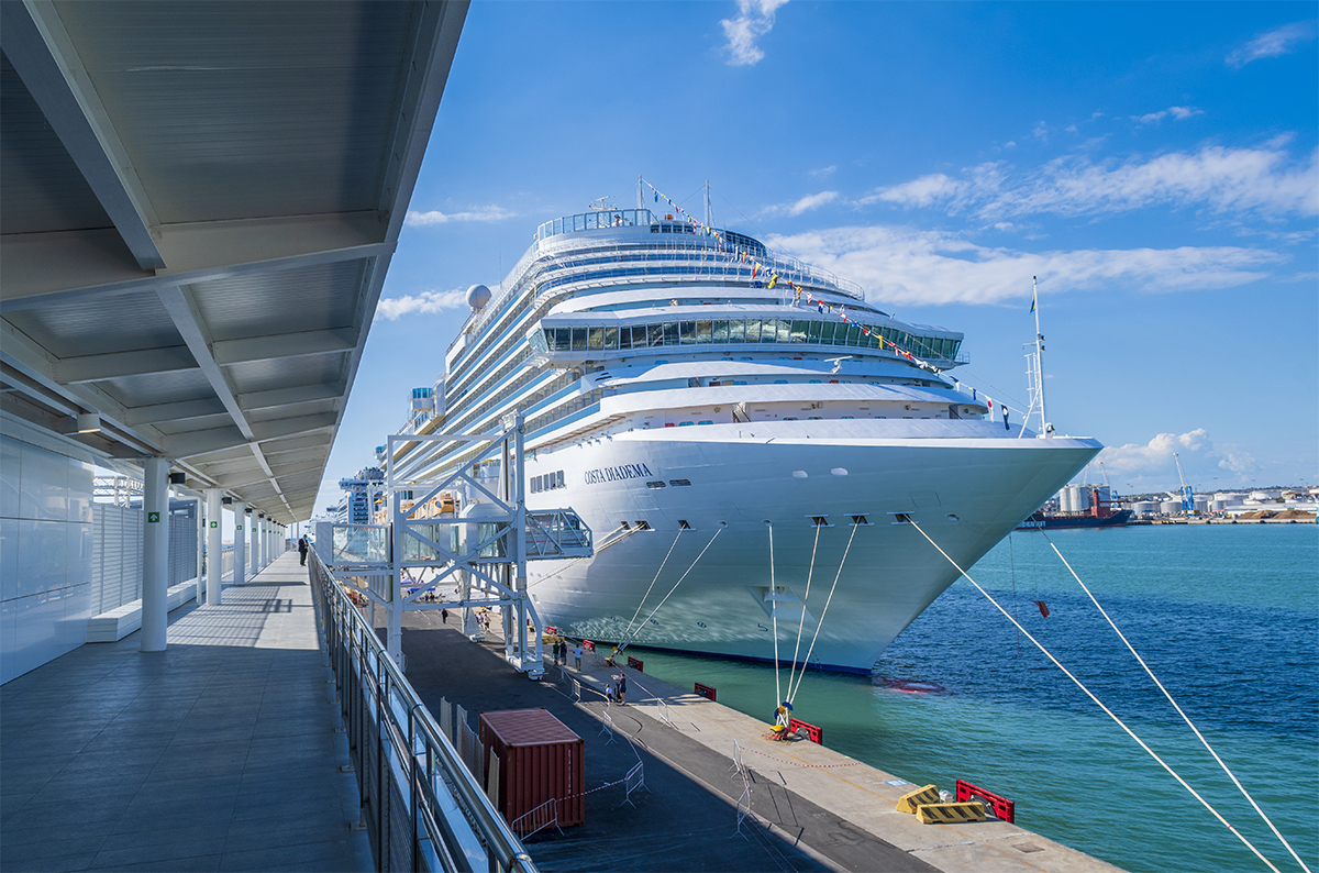 The moveable bridge at Terminal A. Vespucci - Photo by Roberto Diottasi ©