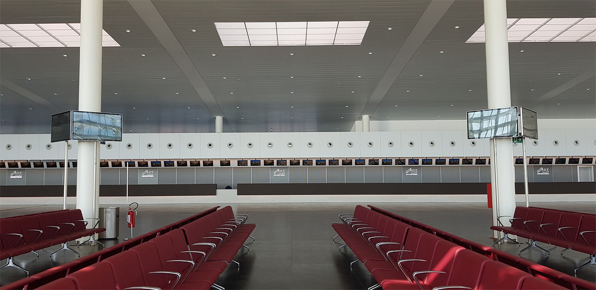 La sala de facturación de la Terminal de Cruceros Amerigo Vespucci - Puerto de Civitavecchia