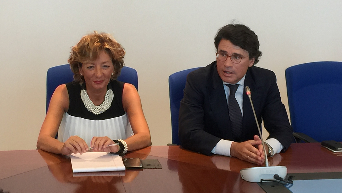 La secretaria general Roberta Macii y el Presidente Francesco Maria di Majo durante la rueda de prensa