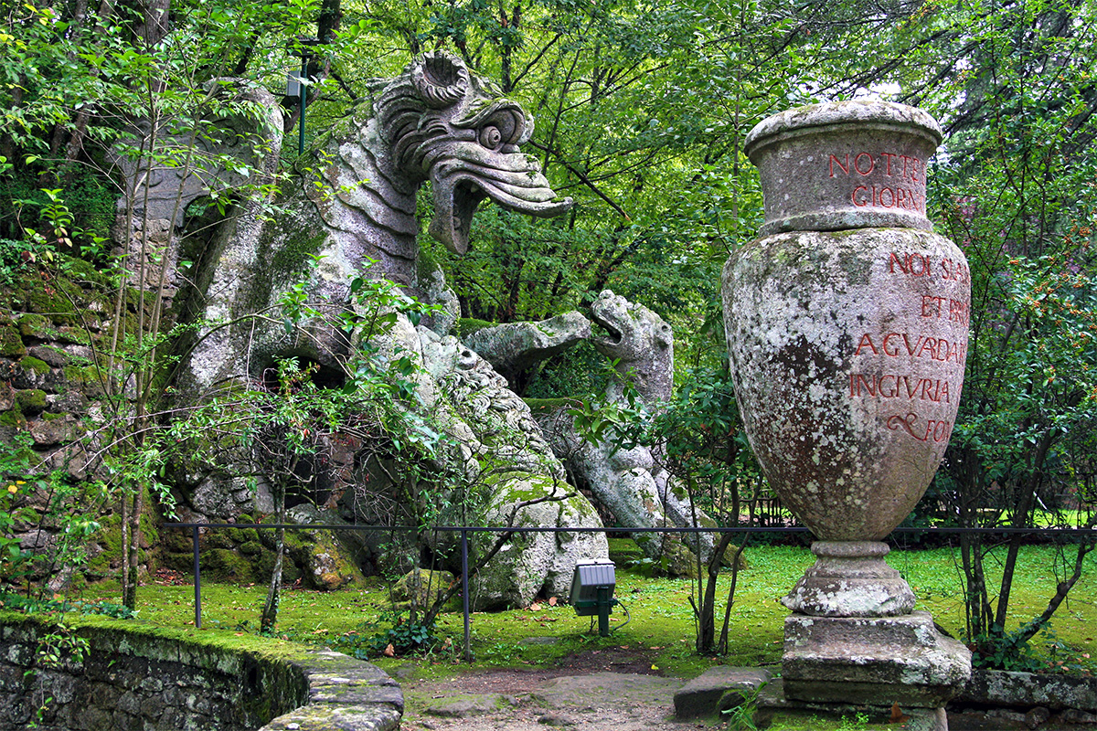 La grande estatua del Dragón mordido por un león y un perro