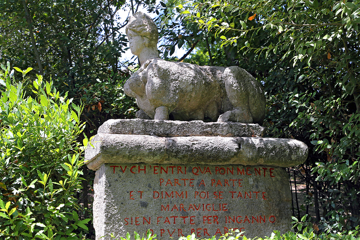 Una delle due sfingi poste all'ingresso del parco