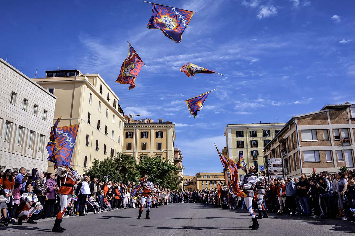 Flag-throwers at Fermina. You will find this photo, by Emiliano Veroni, in the Calendar (in the month of April).
