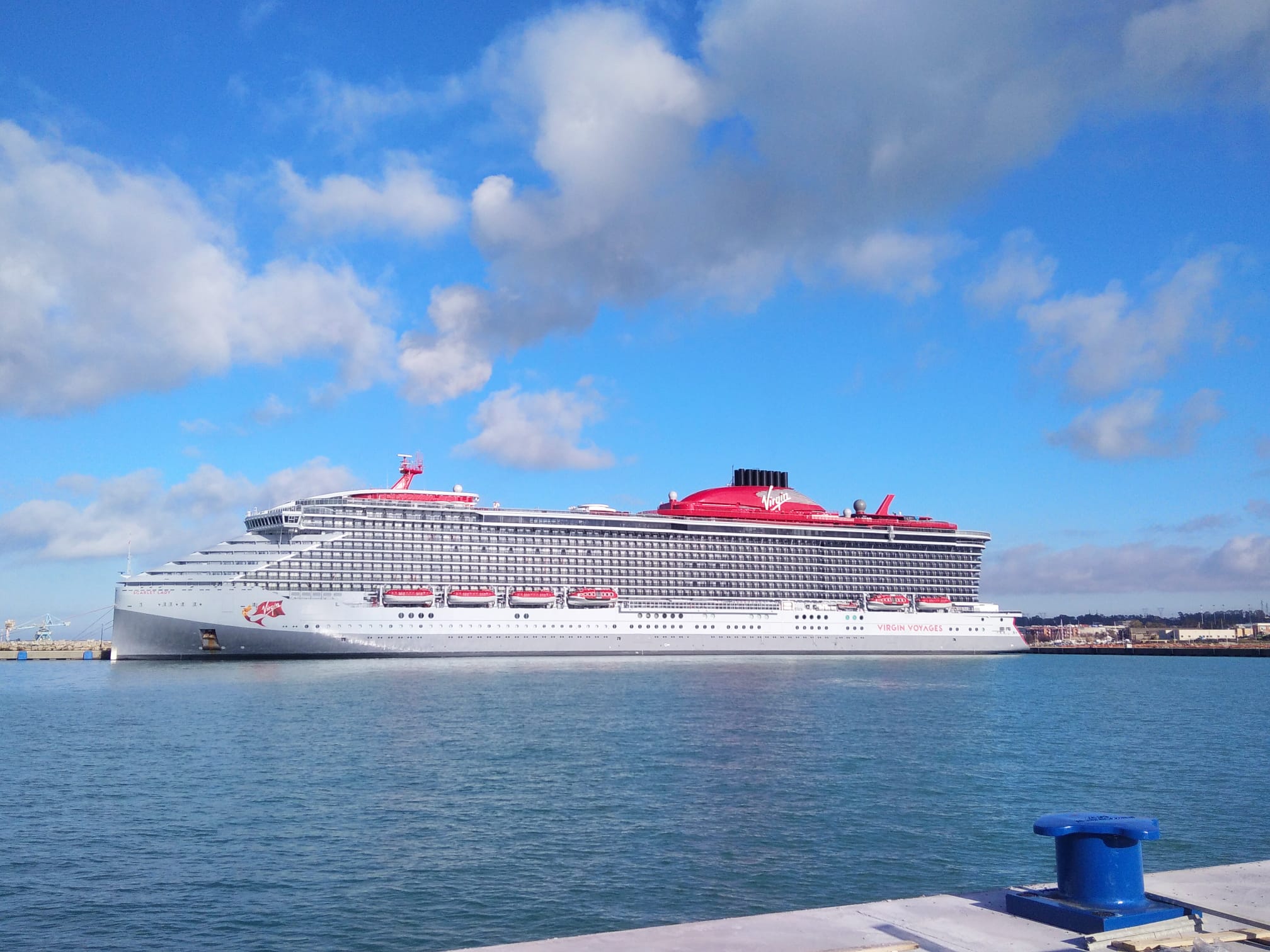 El hermoso crucero Scarlet Lady atracado en el puerto de Civitavecchia. Foto por Andrea Chiricozzi