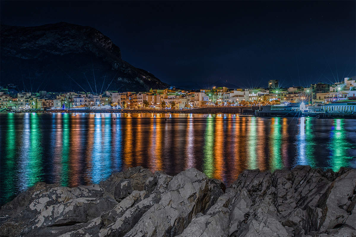 La playa de Sferracavallo por la noche