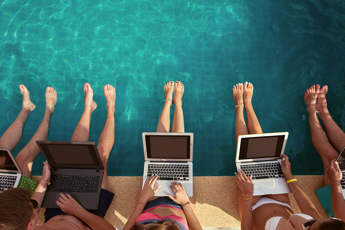 Smart working at the poolside