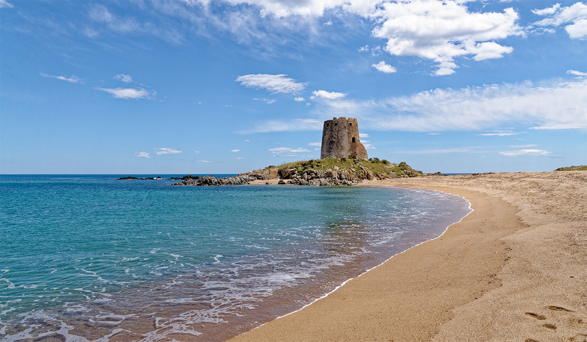 La playa de Barisardo con la torre homónima