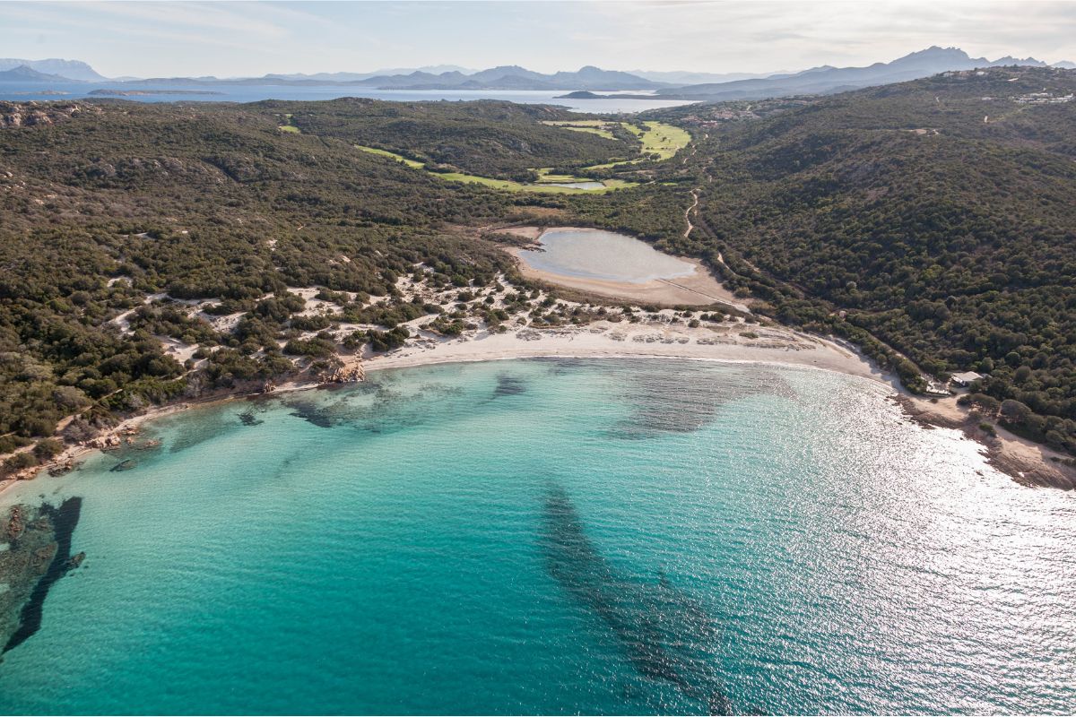 La playa del Grande Pevero en una espectacular panorámica aérea