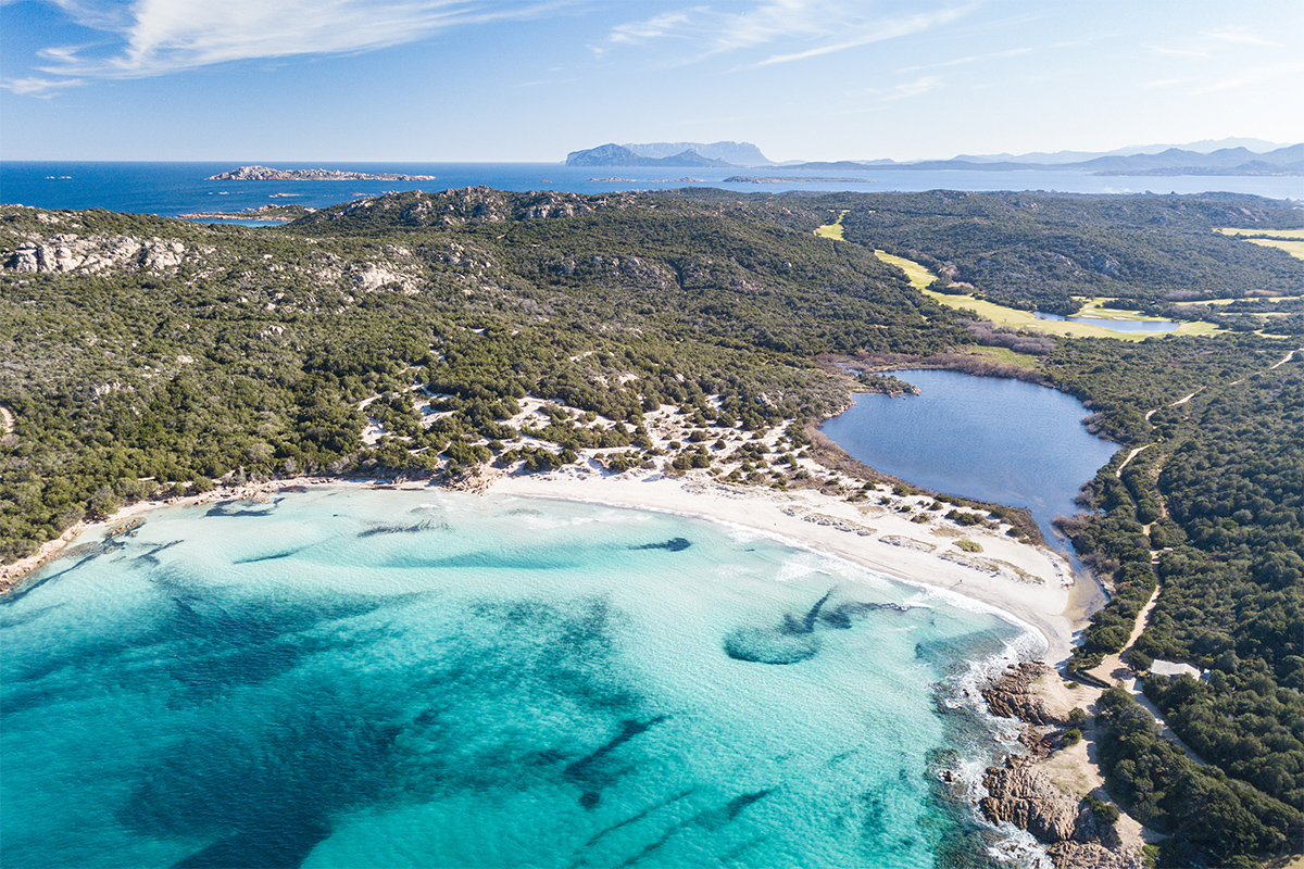 La Spiaggia del grande Pevero in una spettacolare panoramica aerea