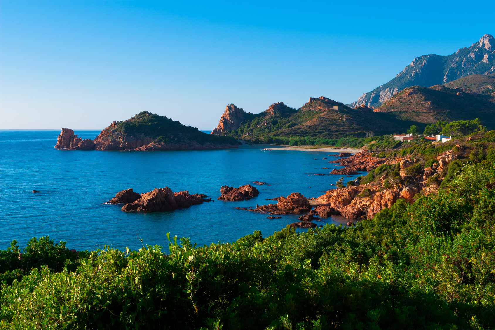 La playa de Su Sirboni vista desde la maquia mediterránea que rodea la Cala Francesa