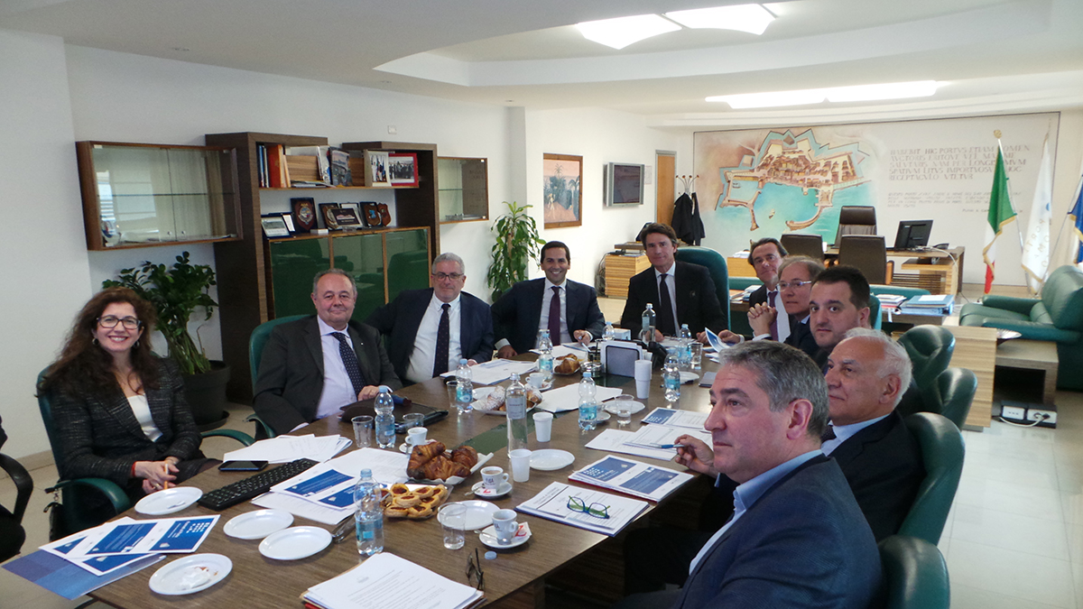 La mesa de los miembros del steering committee, el comité directivo de la Escola Europea de Short Sea Shipping