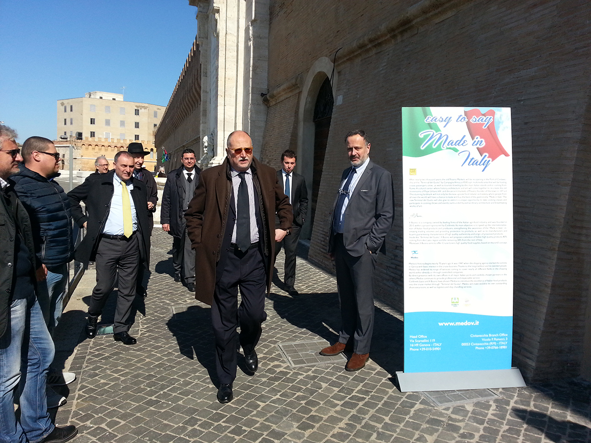 Aldo Mattia y Carlo Hausmann entrando a visitar el Terminal del Gusto del Puerto de Civitavecchia