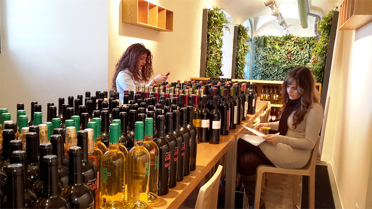 Galería interna del Terminal del Gusto de Civitavecchia – vinos