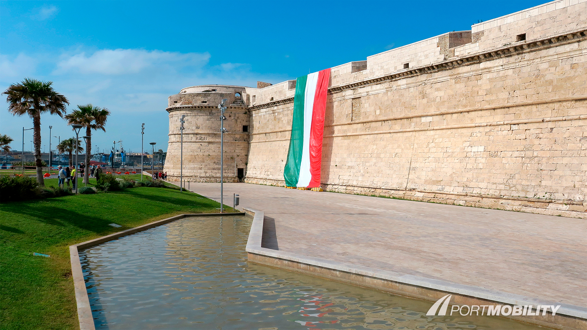 Il Forte Michelangelo con la bandiera tricolore. (foto di repertorio)