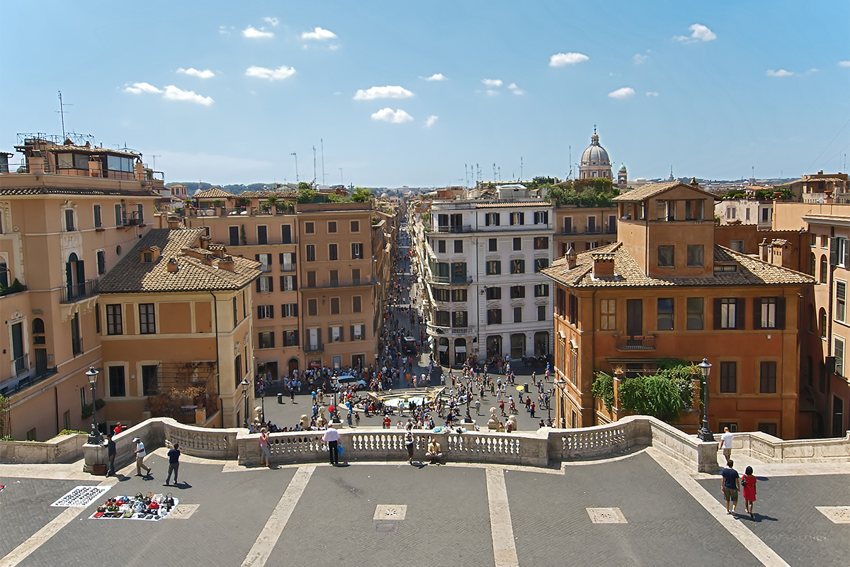 Via dei Condotti vista desde la escalinata de Trinità dei Monti en Plaza de España