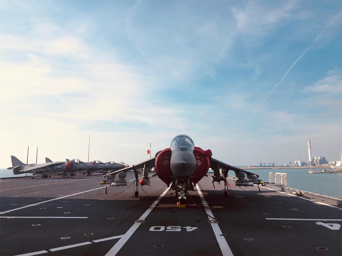 Lo spettacolo della Portaerei Cavour della Marina Militare Italiana. La nave farà sosta a Civitavecchia e sarà visitabile